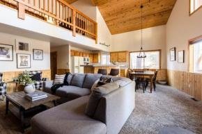 Jumper By AvantStay Serene Stylish Cabin w Hot Tub